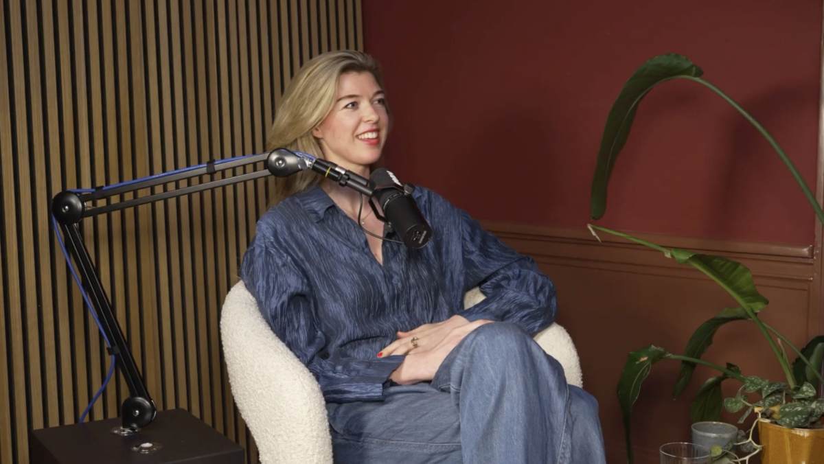 Emma Kloppert as a guest for the podcast of Sweav sitting in a chair.